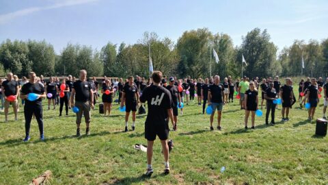 Collega's op het gras tijdens SyncFit 2024